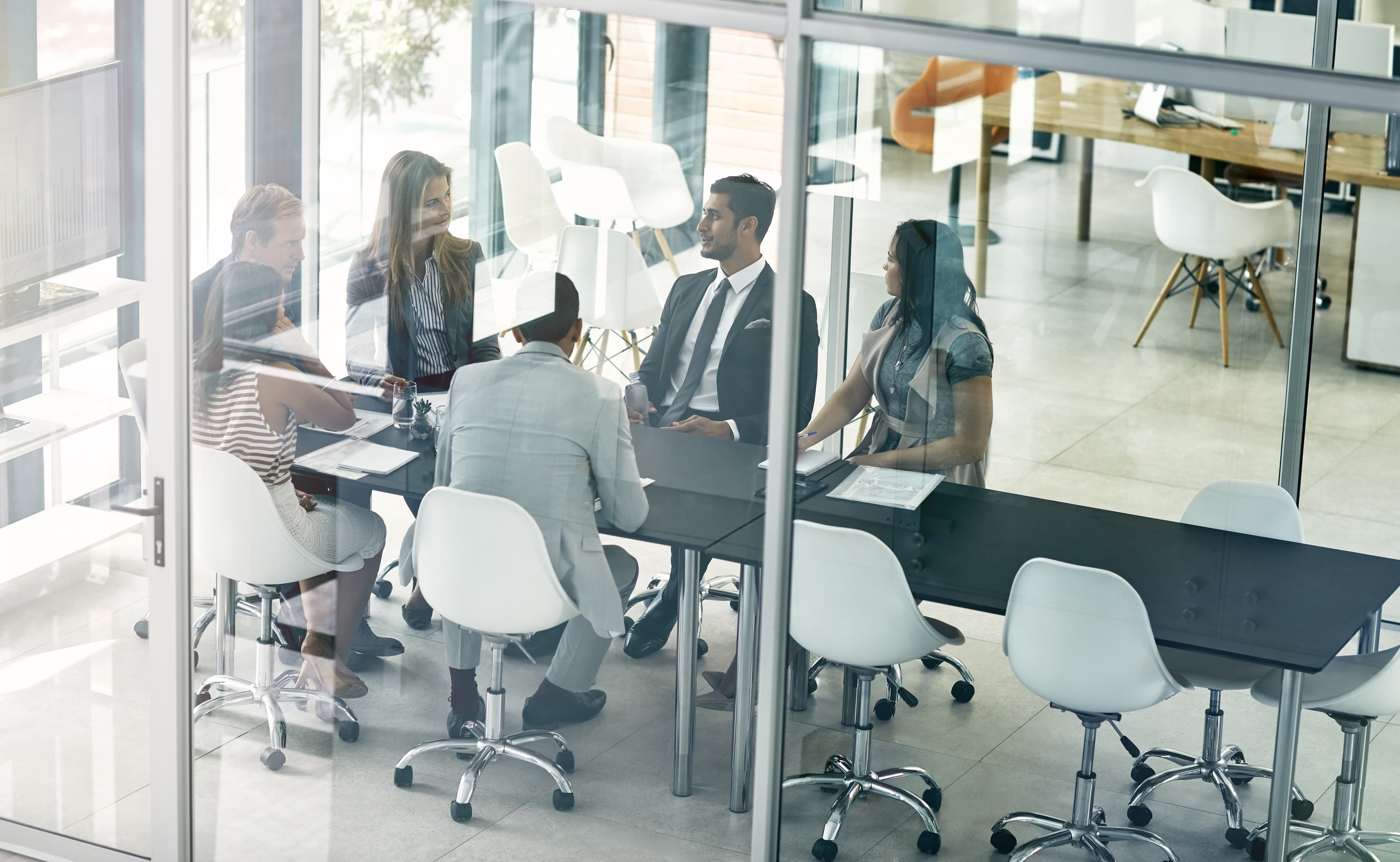 Reunión de negocios en espacio de oficina moderno