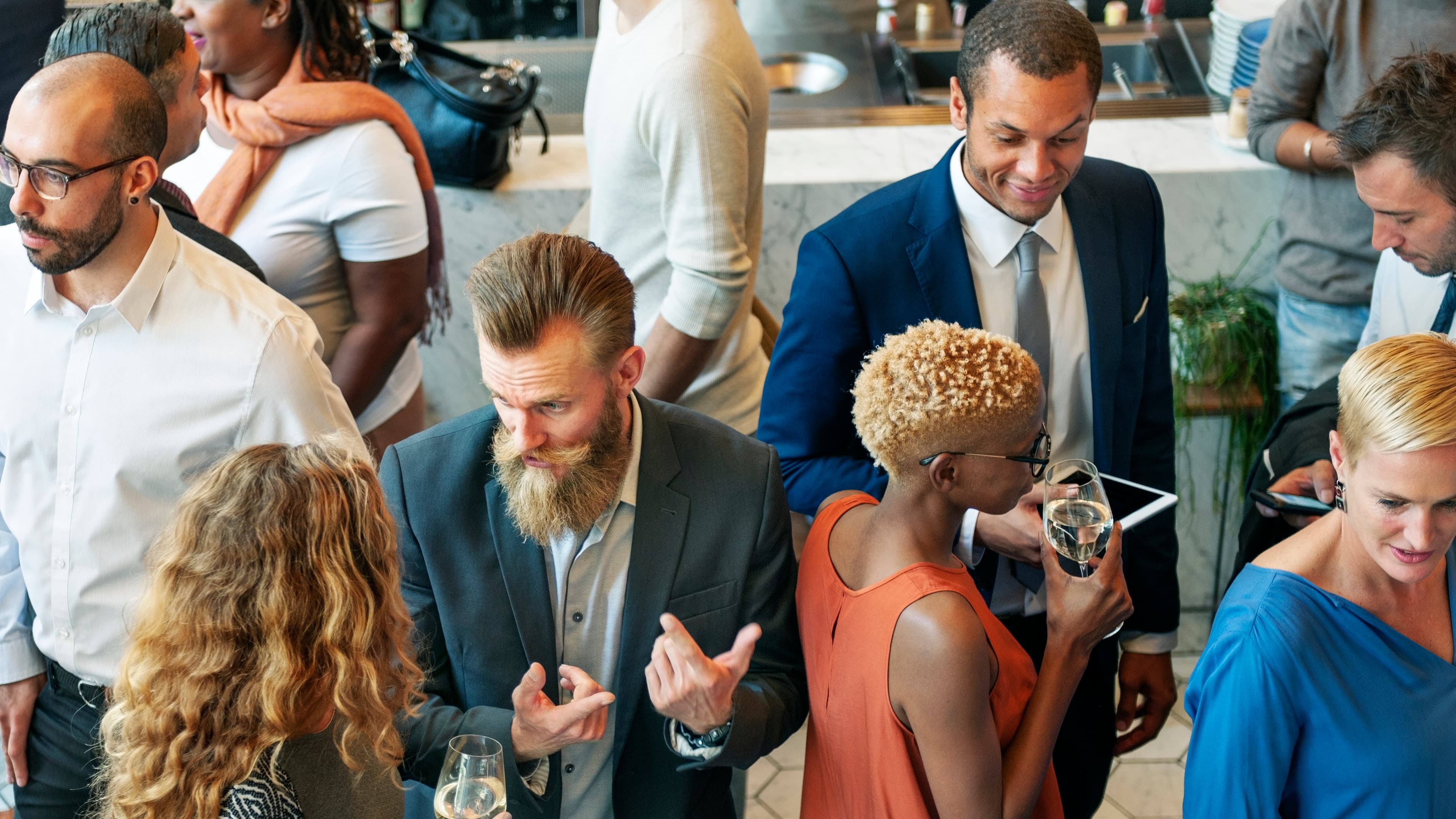Grupo de profesionales en evento social de negocios networking
