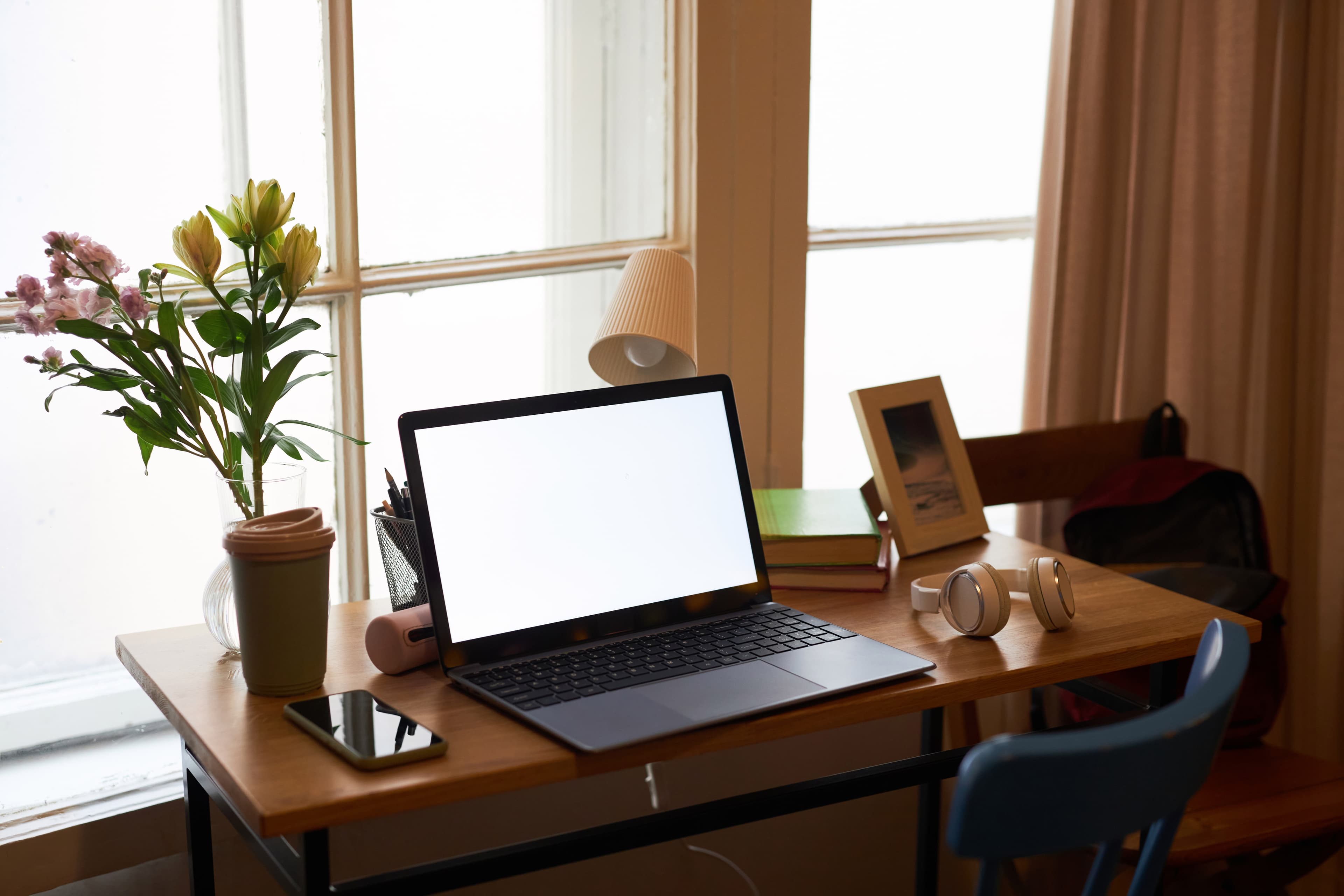 Espacio de home office con laptop en escritorio profesional