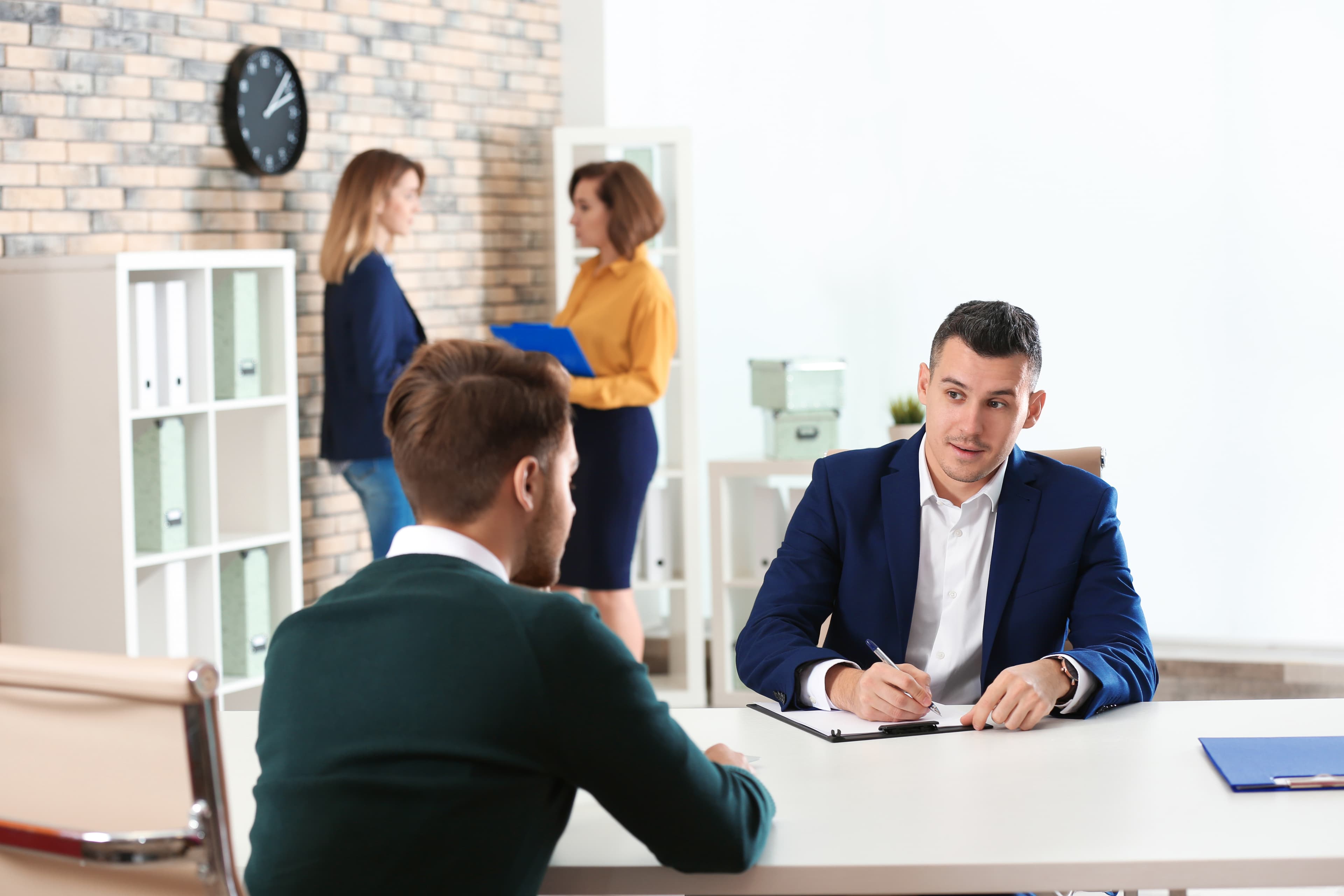 Gerente de recursos humanos conduciendo entrevista de trabajo