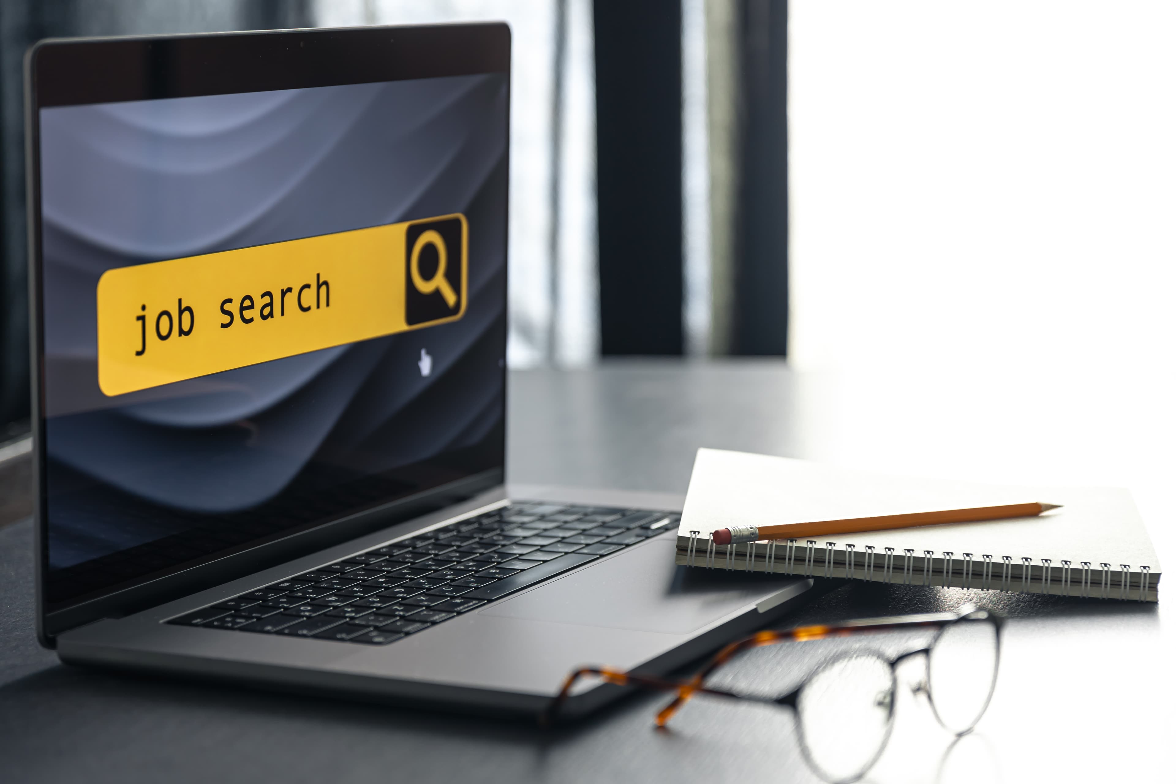 Profesional revisando postulaciones y oportunidades de empleo en laptop