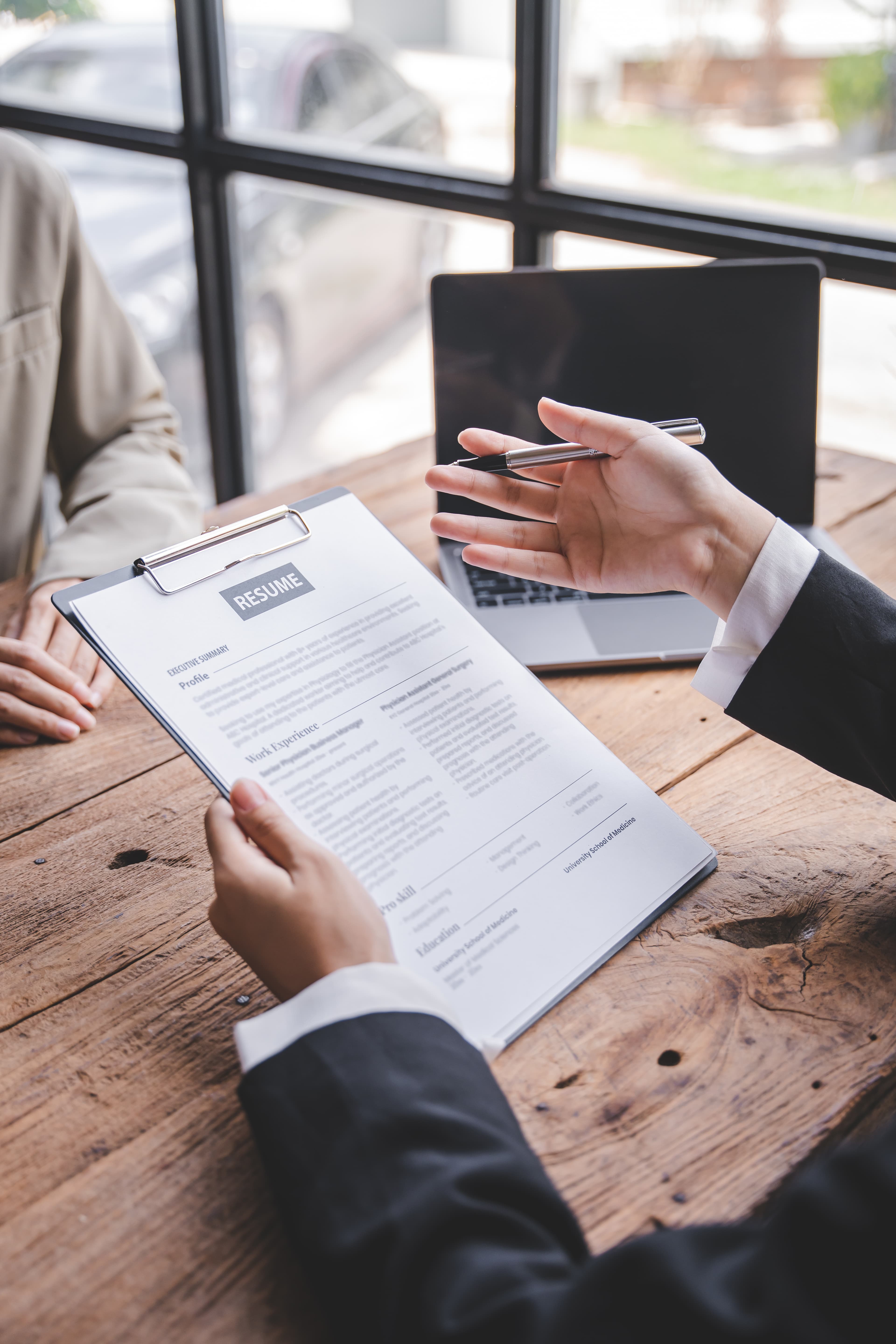 Carta de presentaci?n y CV revisados sobre un escritorio profesional