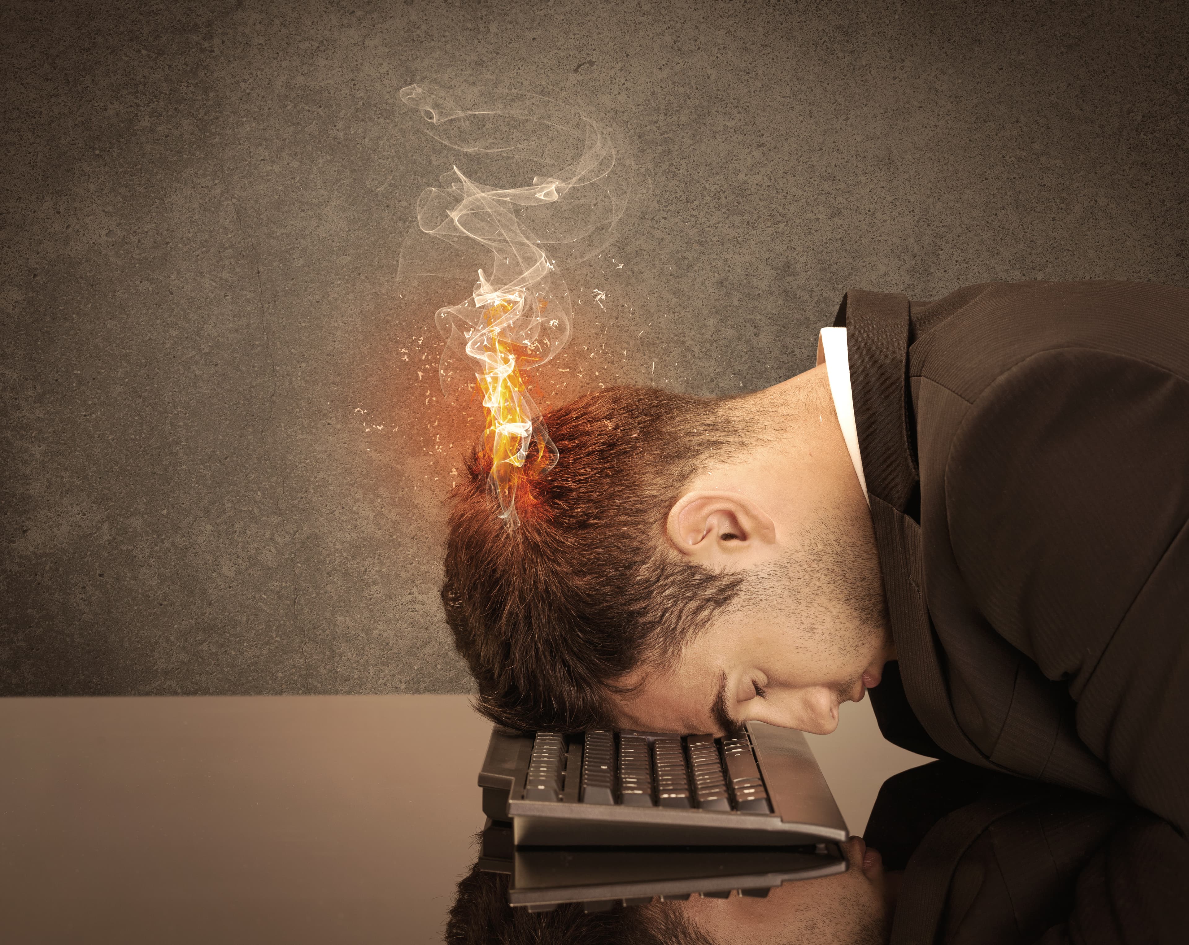 Profesional agotado con burnout frente a su computadora